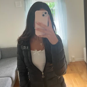 Armani dunjacka  - Nästan helt oanvänd armani dunjacka. Inga defekter och bra skick. Köpt för 1500 säljer för 900 pris kan disskuteras vid snabb affär 