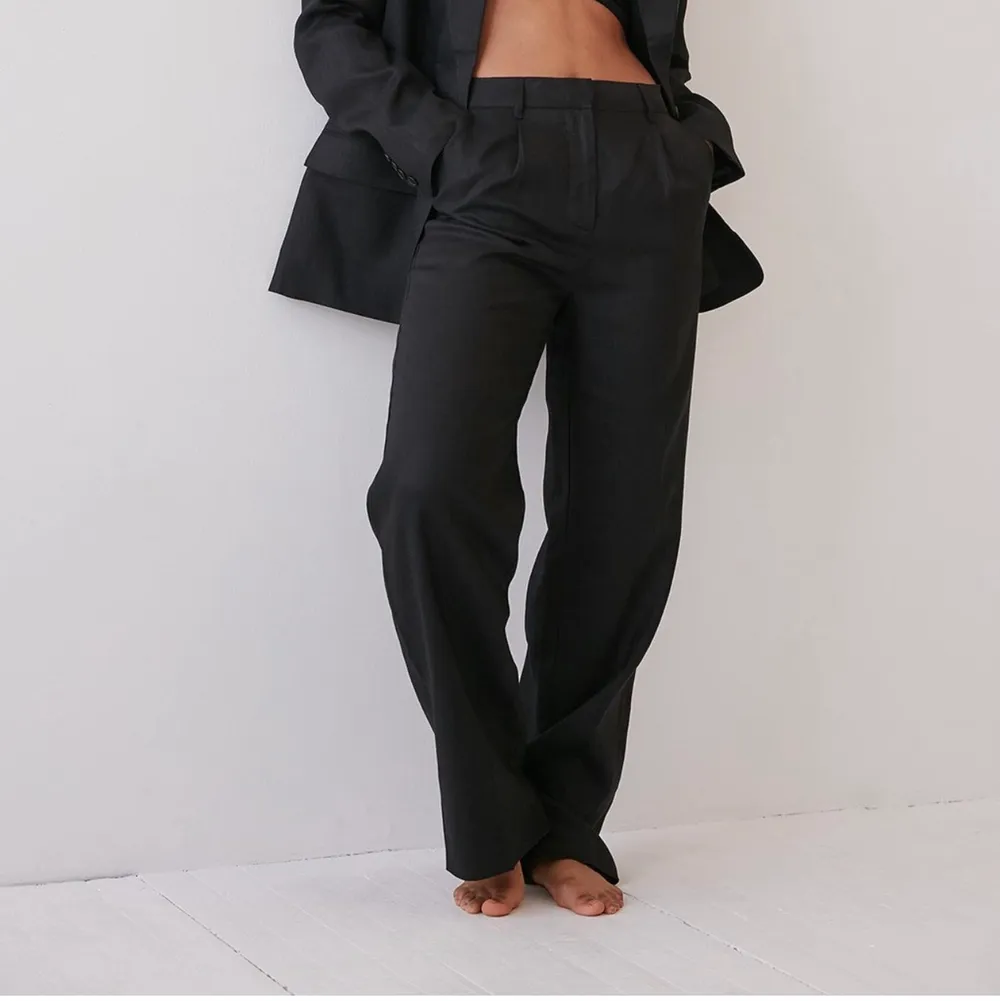 Säljer mina svarta kostymbyxor gjorda av linne från NA-KD. Angelica blicks kollektion helt slutsålda. Storlek 36.. Jeans & Byxor.