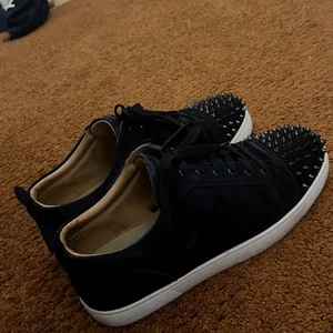 Loubs - Säljer mina Christian Louboutin skor i strl 39 då jag växt ut dom! dom köptes för några månader sen och är lite använda men kan tvättas en extra gång vid önskemål 