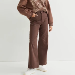 Bruna byxor  - Snygga byxor i storlek 34. Fint skick! Dom är  perfekt långa på mig som är 168❤️