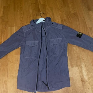 Stone Island jacka S/M - Helt ny Stone Island jacka aldrig använd, passar S/M i storlek är mer åt S. Nytt skick och passar perfekt till höst/vår/sommarjacka. Ordinarie pris på jackan 3500kr.