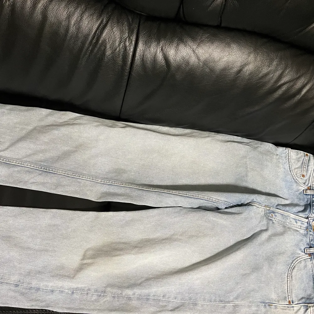 Blå jeans från weekday! Pris kan diskuteras . Jeans & Byxor.