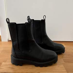 snygga svarta boots i storlek 38 som tyvärr är för stora för mig som har 37,5. superfint skick och jag har aldrig använt dem ute. köpta på sellpy men kommer ursprungligen från H&M🖤 frakt 99kr!
