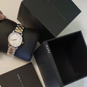 Säljer denna fina Marc Jacobs klocka med box. Knappt använd,fint skick. Fler bilder kan skickas 