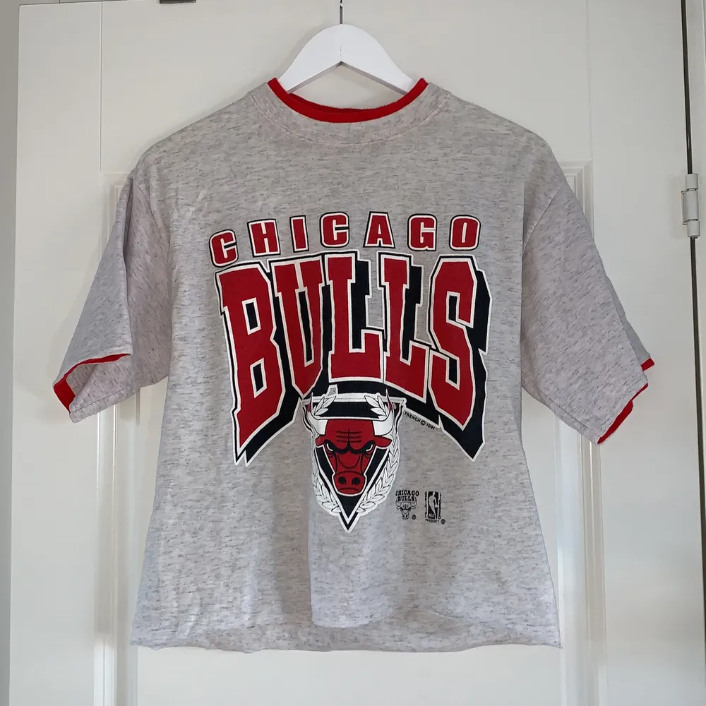 Croppad Chicago Bulls tröja i storlek M! Fint skick! Röd ”undertröja”. Längd från krage till croppad del är 50cm.. T-shirts.