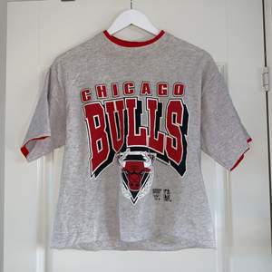 Croppad Chicago Bulls tröja i storlek M! Fint skick! Röd ”undertröja”. Längd från krage till croppad del är 50cm.