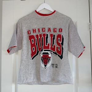 Croppad Chicago Bulls T-shirt - Croppad Chicago Bulls tröja i storlek M! Fint skick! Röd ”undertröja”. Längd från krage till croppad del är 50cm.