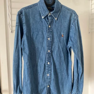 Herrskjorta slim fit ralph lauren - stl. S - Herrskjorta till salu från Ralph lauren. Skjortan har bara används några enstaka gånger innan den hann bli för liten.