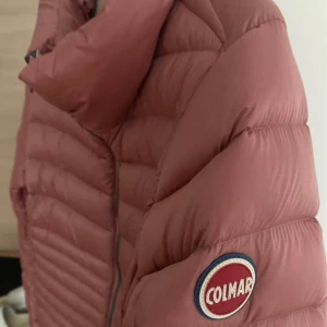 Colmar - dunjacka (rosa) - Dunjacka från Colmar som används varsamt och totalt max 5-6 gånger. Nypris ca 4500 kr. Köpt från NK. 