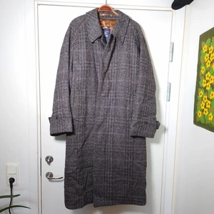 Burberry-rock - En äkta vintage Burberry i äkta lammull. Stor och rejäl rock i superfint skick. Räcker mig, som är 164cm lång, ner på vaderna. Storleken motsvarar nog XL (herr)🌿