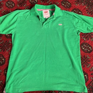 Levis tröja Piké  - Säljer min Levis piké tröja. Passar troligtvis de flesta som är 175cm+ trotts angiven storlek på tröjan. Knappt använt tröja. Priset kan diskuteras 