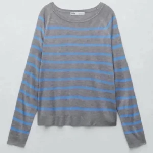 Zara tröja - En super skön lätt tröja från zara. Den har lite tecken på användning men inget som man tänker på. 