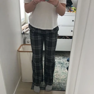 Rutiga byxor - Rutiga byxor från bershka- storlek 34- köpare står för frakt! OBS! TRYCK INTE PÅ KÖP DIREKT!