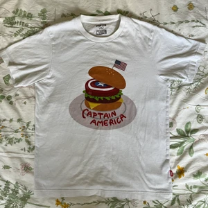 Tshirt med tryck - Snygg vit tshirt men tryck. Storlek M skick:9/10
