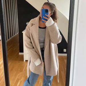 Perfekta höstkappan - Säljer denna sjukt fina kappan från NA-KD. Perfekt passform och så sjukt skön. 