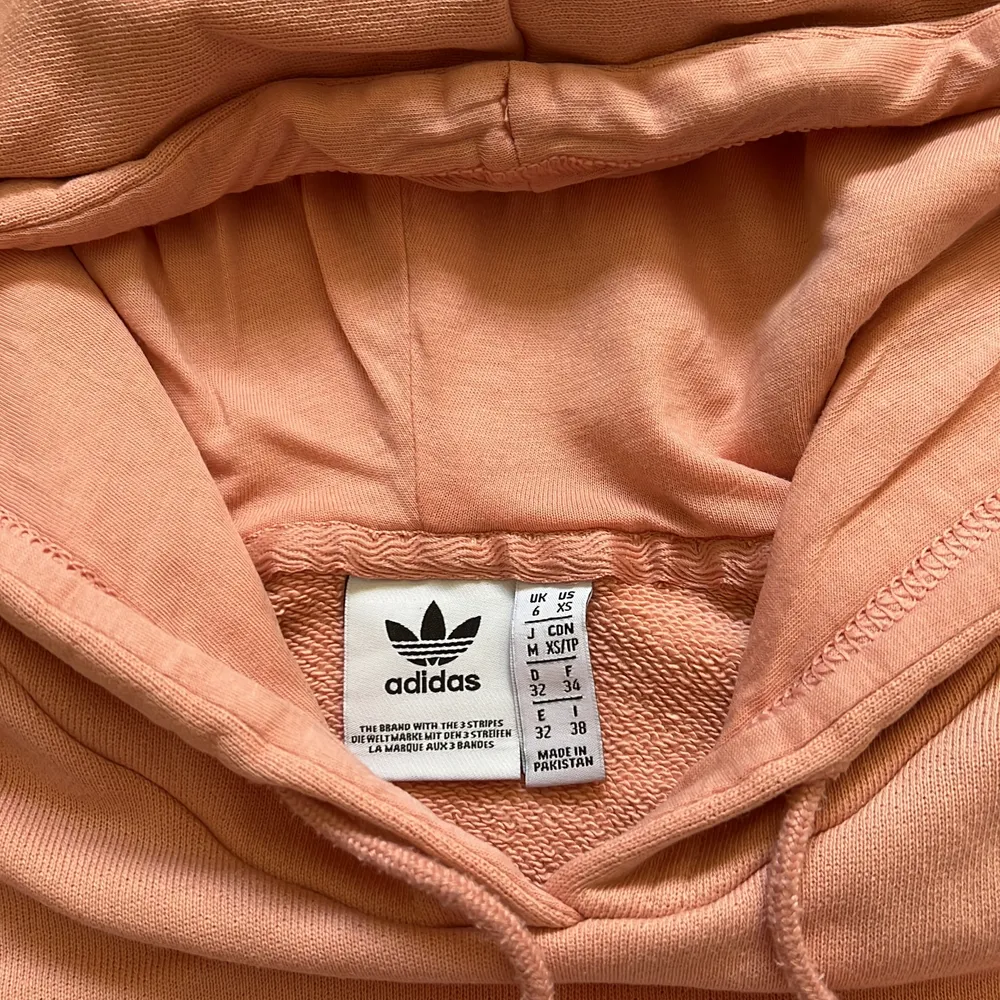 Säljer nu en adidas hoodie som legat i min gaderob i ca 3 år då jag inte trivdes i den så den är enbart testad!💕 storlek Xs men den sitter mer som en S💕 Nypris:500kr . Hoodies.