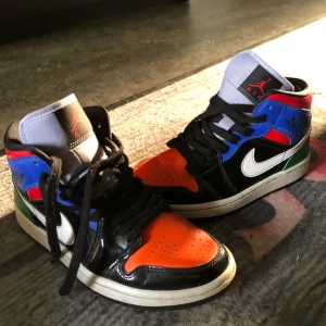 Jordans 1 - Jordans 1 mid multi patent. Väldigt bra skick, knappt använda. Köpte här från Plick men de var för små för mig. Köparen står för frakten. Skriv privat vid intresse eller för fler bilder 😊Kartong medföljer.