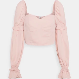 Rosa blus från Nelly  - Rosa blus från Nelly i strl 36. Aldrig använd, lapparna sitter kvar. Nypris 399kr. Kan skicka med PostNord eller mötas upp i Stockholm. 