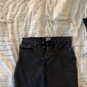 Svart/grå jeans kjol 100kr - Knappt använd jeanskjol. Storlek M