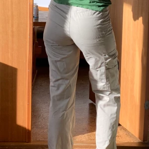 Cargo byxor - Skitsnygga cargobrallor i nyskick. Kommer ba inte till användning. 