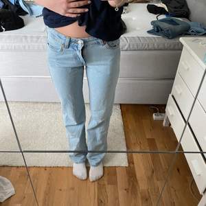 Supersnygga slutsålda jeans från weekday i modellen arrow då de tyvärr blivit för små🫶🏼 Tryck inte på köp direkt!