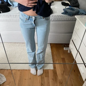 Jeans - Supersnygga slutsålda jeans från weekday i modellen arrow då de tyvärr blivit för små🫶🏼 Tryck inte på köp direkt!