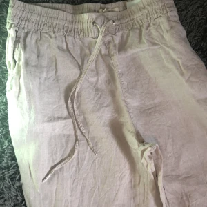 Linne byxor - Säljer nu mina beiga linne byxor, köpta här på plick för 300kr dem är ifrån h&m och dem har en nagel Lina fläck på men inget som syns, bra skick och är skrynkliga på bilden för att dem är ny tvättade ❤️ skriv för fler bilder 