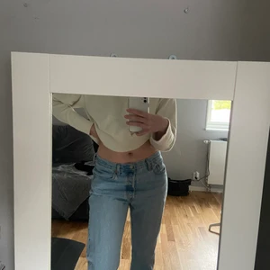 Jeans - Super snygga 501, använda två gånger så i nyskick. Förstora för mig men sätter sig snygg som lågmidjade jeans på mig som oftast har storlek s eller m på byxor. Är i w31 l28.