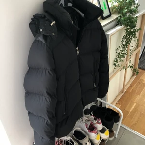 Moncler Bernier guibotto jacka  - Skit snygg moncler vinter jacka! Kvitto finns, skick 7/10, köpt på Vestiaire,   Storlek 4
