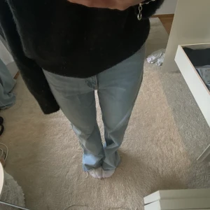 Jeans - Blåa snygga jeans från zara strl 36. Man kan ha dom både högmidjade och lågmidjade. 