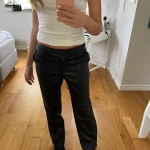 Nakd byxor - Säljer mina assnygga typ läderbyxor från nakd💕