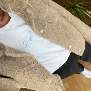 Teddy vår/höst jacka - Jättefin Teddy jacka från GinaTricot i storlek M (men passar mindre också!!). Bra skick förutom att en knapp har lossnat -se bild, finns dock med och är enkelt att fixa.  Köparen betalar för frakten. Kolla gärna in mina andra annonser ❤️ rensar garderoben.