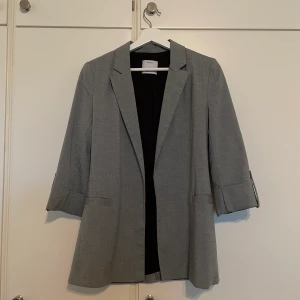 Grå kavaj från Bershka i storlek S/M - Mycket fint skick, använd en handfull gånger. Storlek M men använd av mig spm har XS/S.