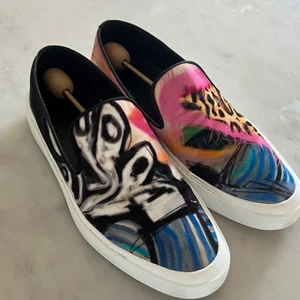 Limitato velvet sneaker - Limitato skor i velvet från Italien. Använda 3 gånger nästintill nya i storlek 44. Pris kan diskuteras. Hör av er!