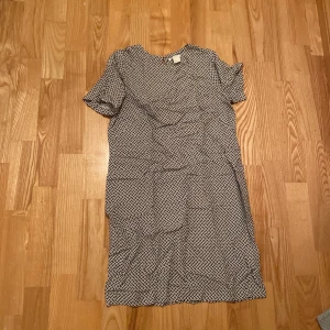 Klanning - Fran HM open i ryggen,