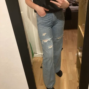 Jeans  - Säljer dess hömidjade jeansen ifrån hm i storlek 34, har bara används få gånger då jag inte tycker att dom sitter så bra på mig. Dom är i nyskick och ordinarie pris är 299kr, köparen står för frakt