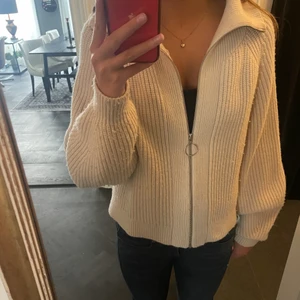 Tröja från hm - Säljer denna tröja från hm i storlek S. Superskön men till viss del lite nopprig❤️