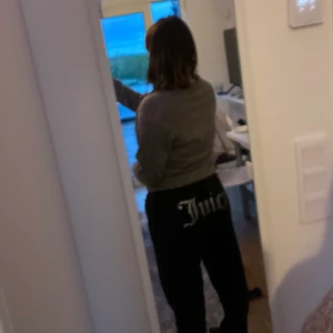 Juciy couture byxor - Knappt använda, alla stenar är kvar!  Något långa på mig som är ca 163. De är väldigt stora i storleken, jag har vanligtvis M samt har storlek 38 i jeans på zara.
