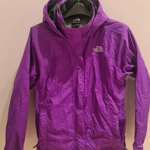 Vind & Regnjacka  - Vind o regnjacka från North face. Barn (10-13år) Matrial som andas, dragkedja och kardborrband 