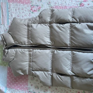 En superskön beige croppad väst nu till hösten💕🍁 - Hör av dig om du vill veta något mer om västen  