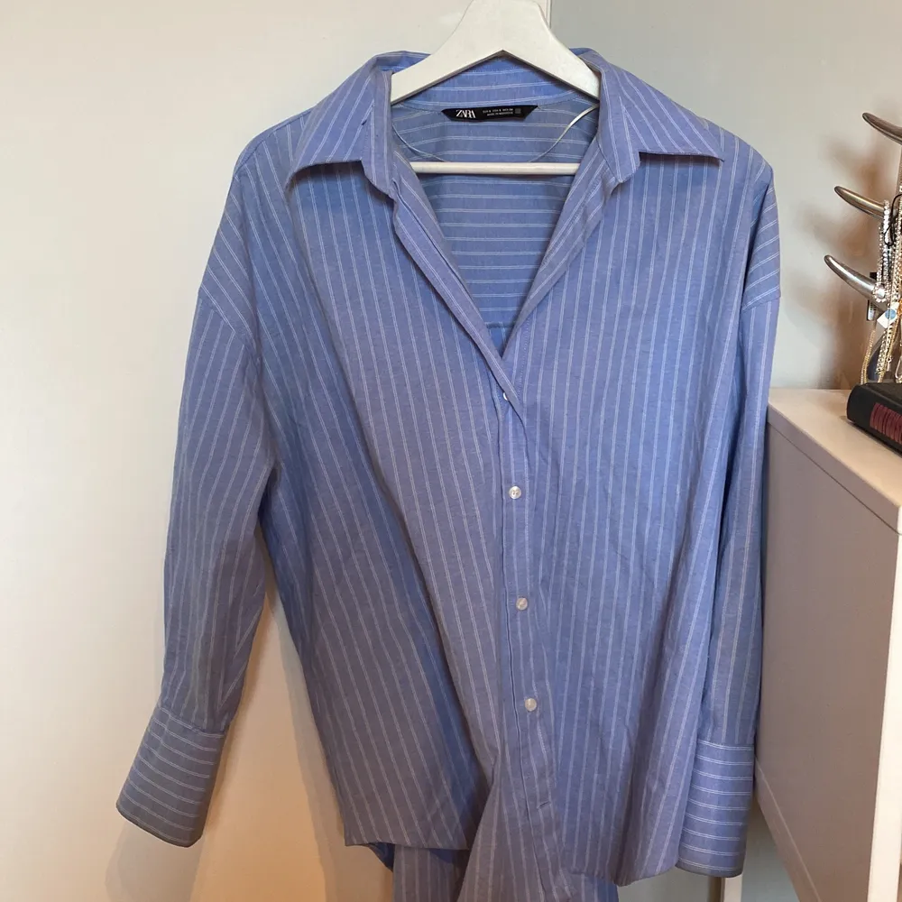 Jättefin blå skjorta med vita tunna ränder från Zara, bra skick! Säljer då den inte kommer till användning längre. Skjortor.