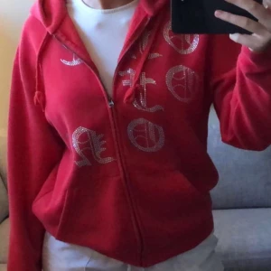 One of one ziphoodie - Säljer min limited edition one of one ziphoodie i storlek M, (unisex). Den har inga skador och är använd ca 5 ggr, så den är som ny.💕 Pris kan diskuteras. Står inte för frakten eller  postens slarv.