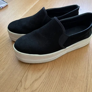Skor - Ett par skor köpa från zalando för 899kr storlek 36/37 hög sula super fina att ha till ett par kostymbyxor eller en klänning 