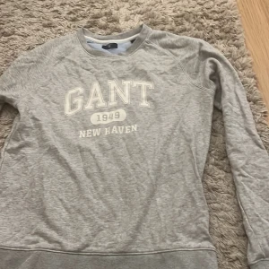 GANT TRÖJA - Fin gant tröja. Sällan använd (näst intill oanvänd) och därför väldigt fint skick! Köparen står för frakten! 