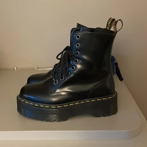 Dr. Martens Jadon - Säljer mina Dr. Martens Jadon  Storlek: 38 Använda Max 3 gånger Priset kan sänkas 