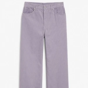 Yoko manchester - Ett par Manchesterbyxor från Monki i Yoko-modellen, strl 32 men de är stora i storleken så hade nog velat säga 34