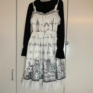 Lolita bundle - Gothic lolita bundle perfekt för dig som är ny till stilen eller nyfiken till att prova! Bundeln kommer med en blus från romwe och en jsk med matchande hårklämma från en Taobao-säljare (kommer ej ihåg namnet, står Nanshien på lappen) 