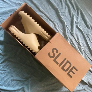 Yeezy slides bone - Säljer mina helt oanvända yeezy slides! 10/10 skick, ”vanlig pris 1500+” storlek EU 44 US 10 pris kan diskuteras.