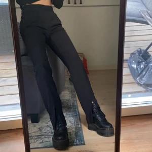 Byxor från Stylein - ÄLSKAR dessa men byxorna är tyvärr lite stora i midjan(använder annars xs). Det är slits längst ned. Superbra skick, använda ett fåtal gånger. Köpta förra vintern, nypris är 1700kr.