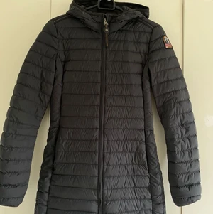parajumper jacka  - Säljer min fina parajumper som är i en jätte bra Skick. Den är inte använd så mycket bara några månader under våren. Kvittot finns, priset kan diskuteras vid snabb affär 😊😊